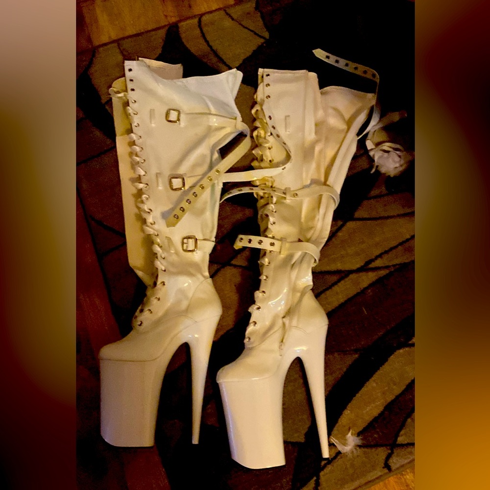 Pleasers white size 12, 10 inch boots